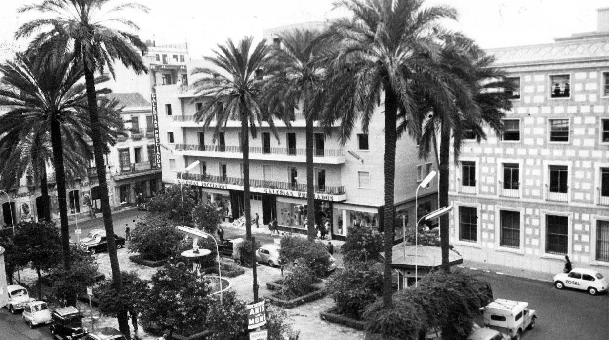 La plaza de la Magdalena, entonces llamada del General Franco, en los años sesenta del siglo XX