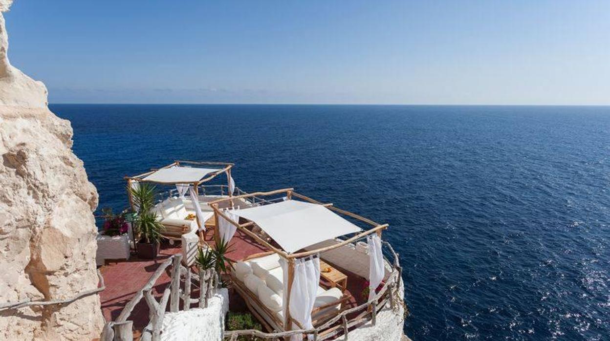 Imagen de un chiringuito en un acantilado de Menorca
