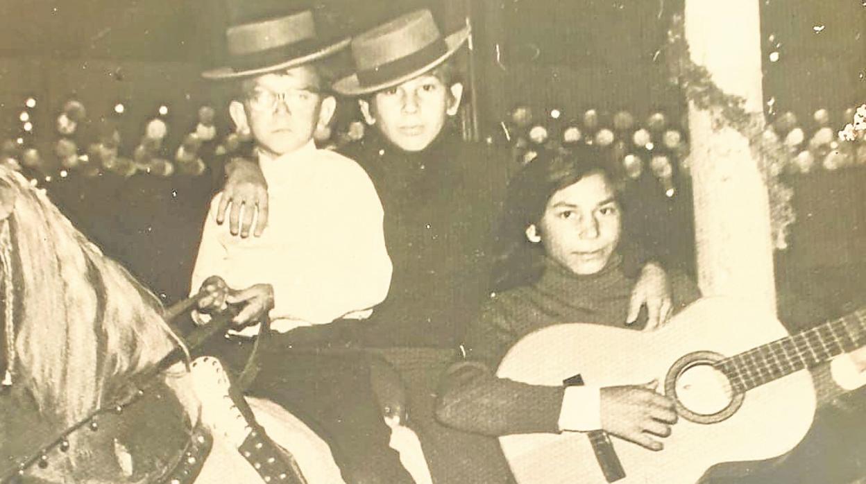 El de la guitarra es Raimundo. Y en el caballo de cartón, Juan José Amador y Ramoncito