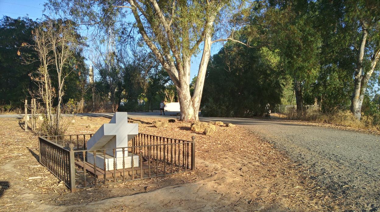 Este bonito homenaje al poeta sevillano se encuentra en pleno parque del Alamillo