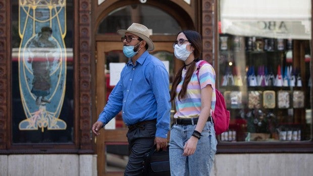 Mueren dos personas y aumentan en 30 los hospitalizados en Sevilla por coronavirus