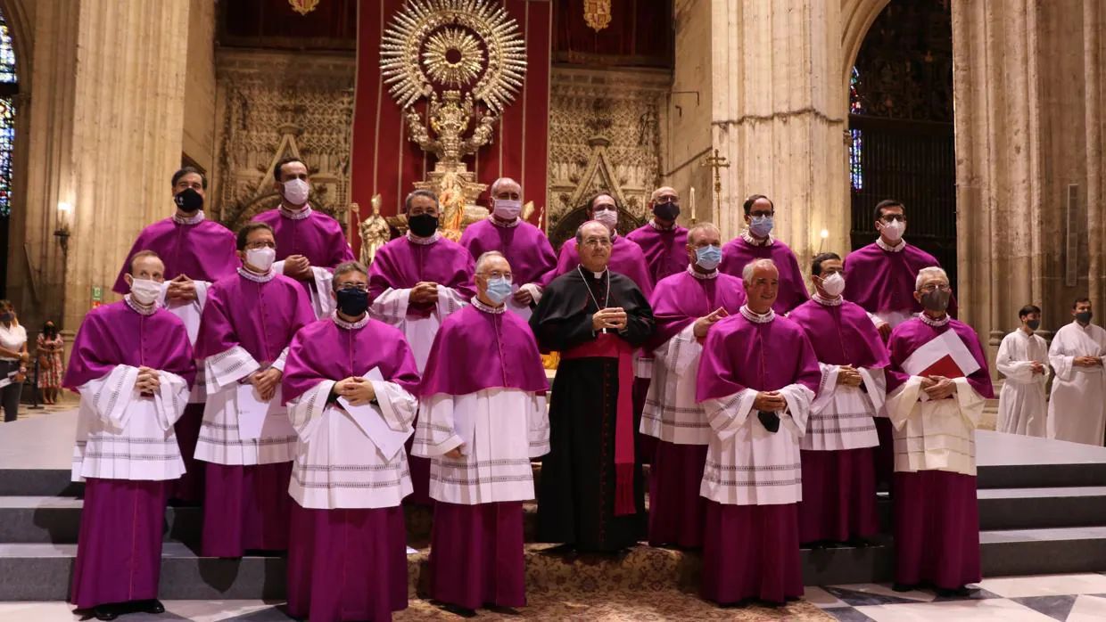 Foto de famila de los nuevos canónigos de la Catedral de Sevilla