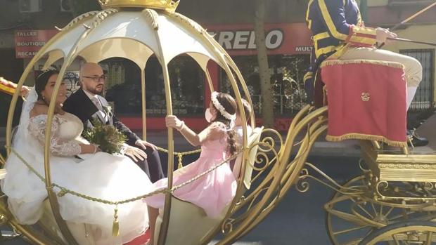 La calesa nupcial de Cenicienta por las calles de Sevilla que se ha hecho viral