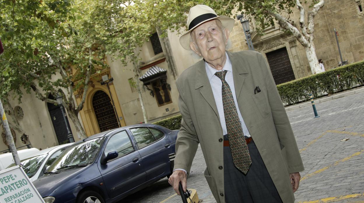 Jacinto Maqueda delante de la parroquia de la Magdalena de Sevilla