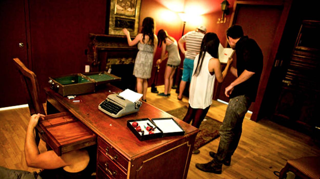 Un grupo de personas jugando en un escape room