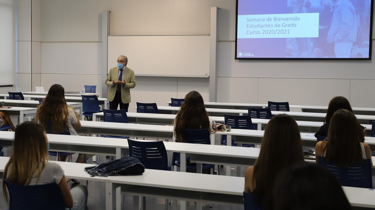 Estudiantes en una clase en la Universidad Loyola
