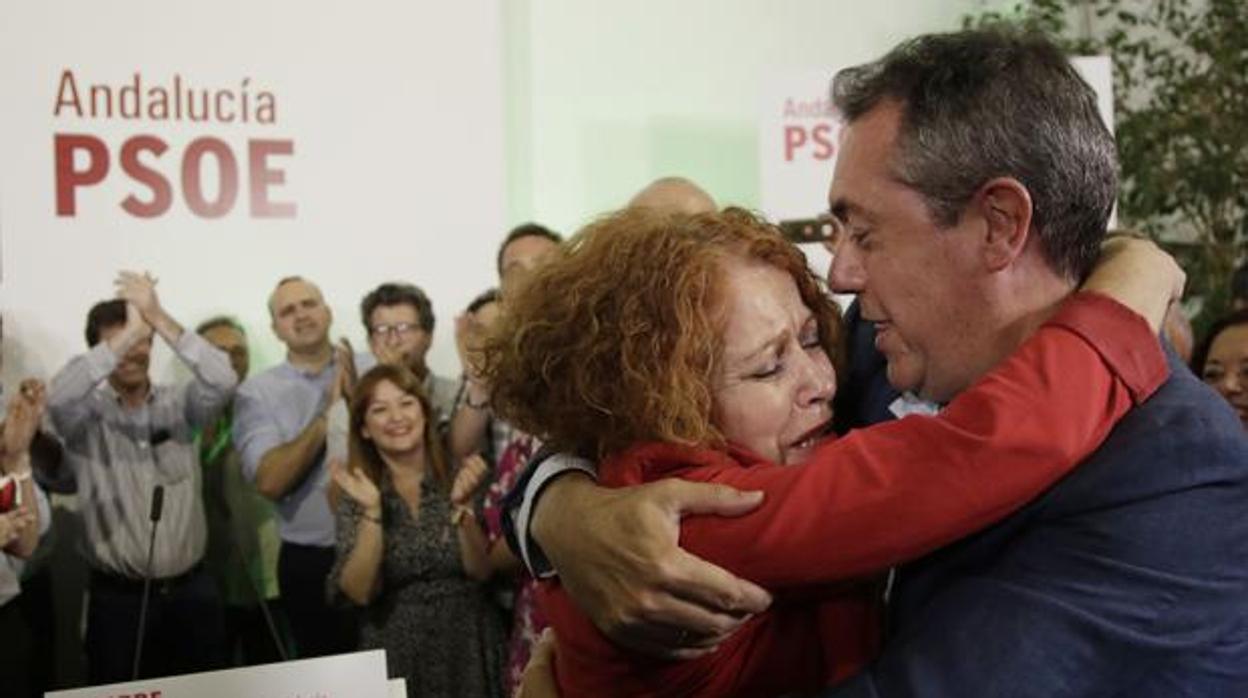La concejal de los distritos, Adela Castaño, abraza a Espadas en la sede del PSOE