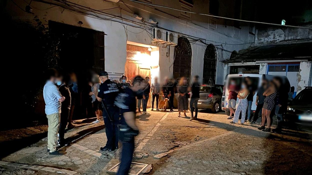En las corralas de la calle Castellar, Policía Local denunció a unas 50 personas que participaban en una fiesta