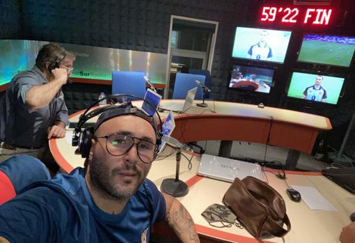 Kiko Rivera, en el estudio de Canal Sur Radio comentando el partido Bayern-Sevilla