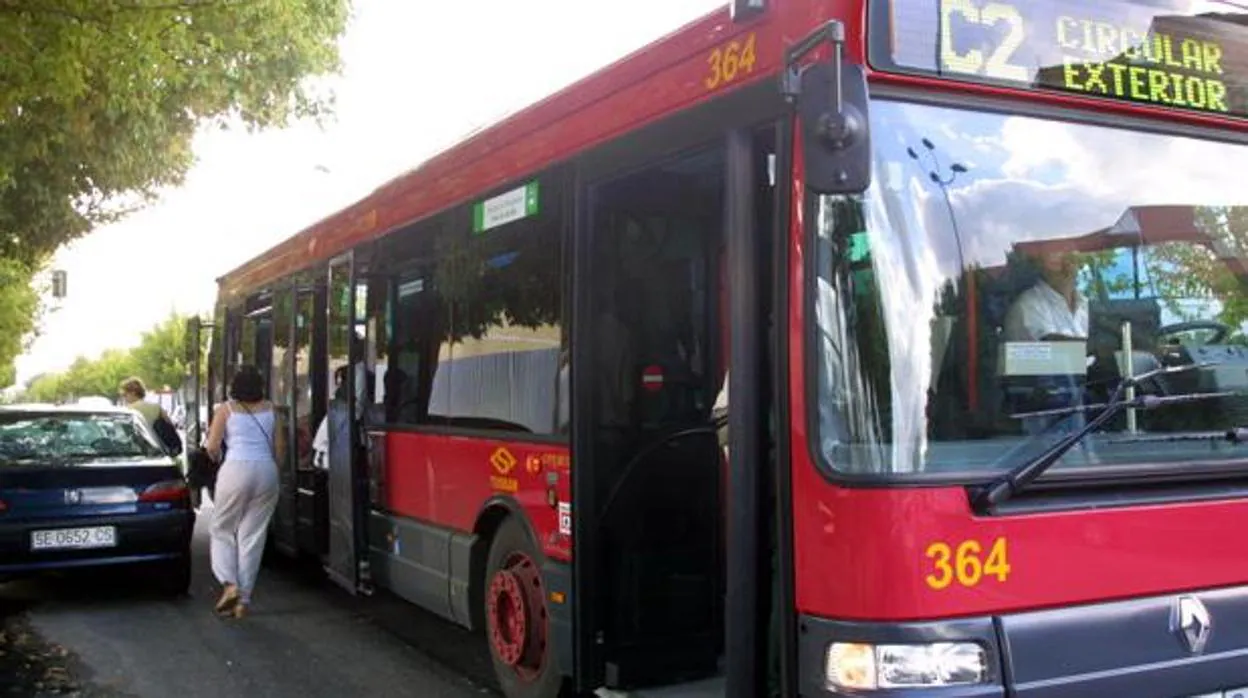 Imagen de archivo de uno de los autobuses de la flota de Tussam realizando una parada