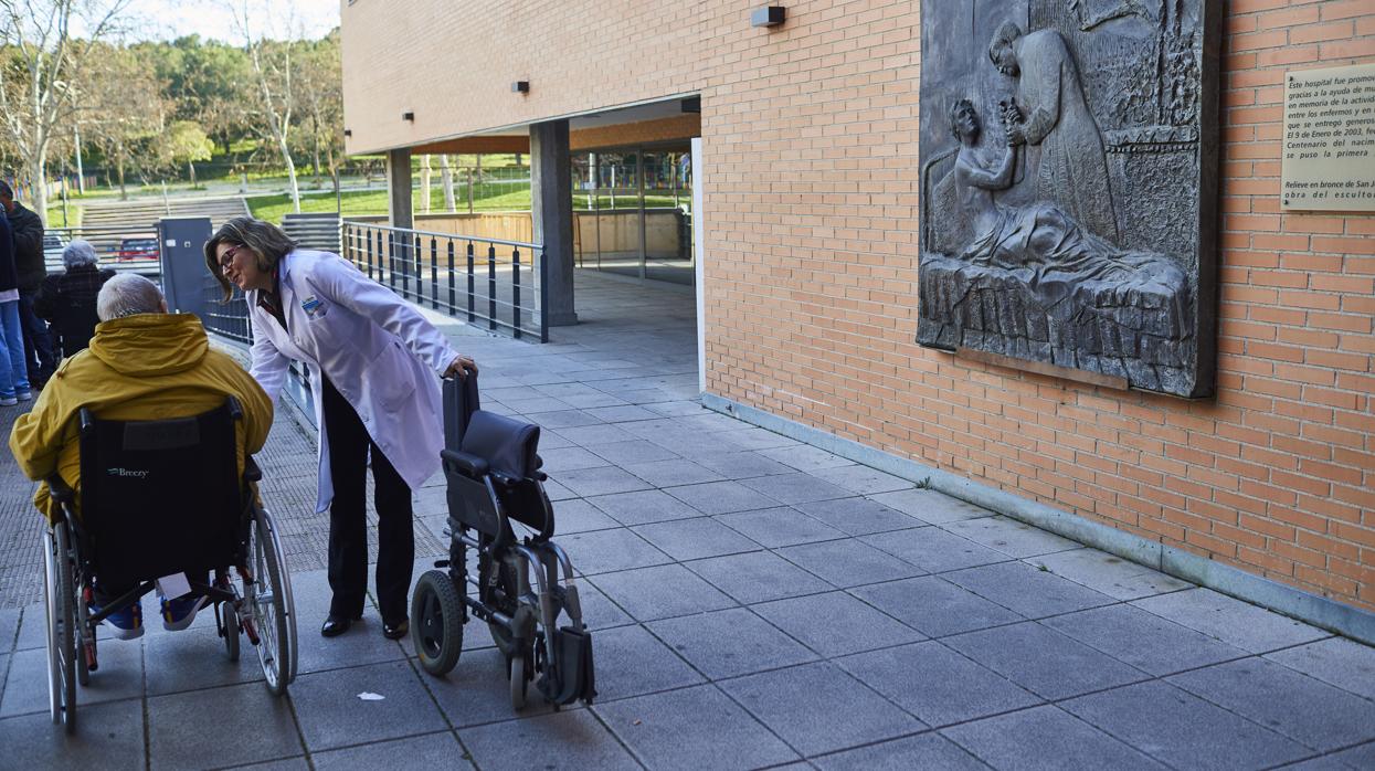 La Iglesia apuesta por la humanización de la muerte, es decir, ayudar al enfermo a vivir (no a morir) lo mejor posible durante la fase final de su vida