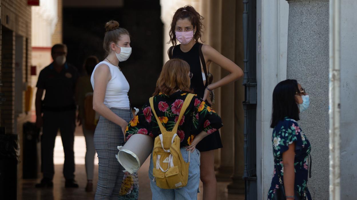 Vaxrias personas conversan en el Centro de Sevilla