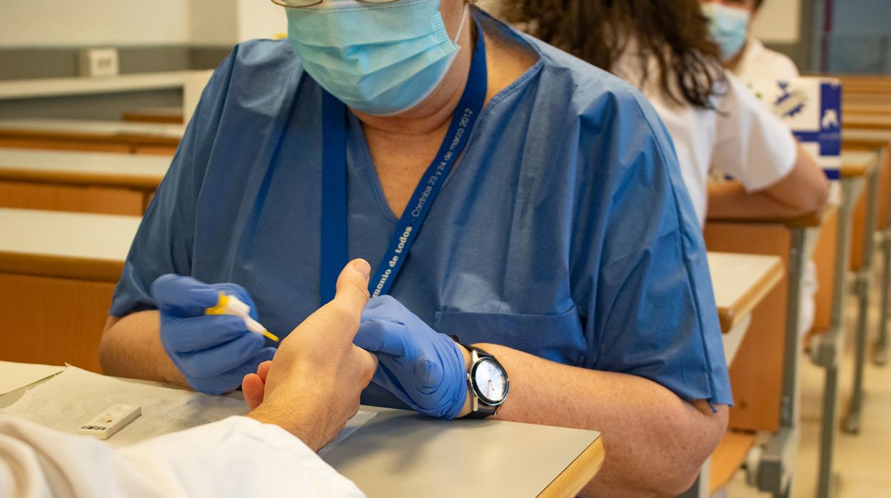 Profesionales sanitarios trabajando en un área Covid del hospital Virgen del Rocío
