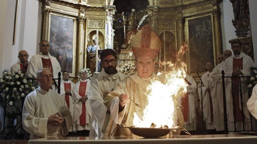 Asenjo en la bendición de la parroquia de Santa Catalina tras la restauración