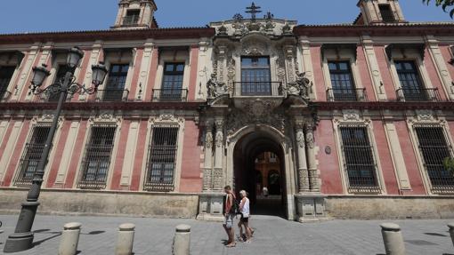 La fachada principal del Palacio Arzobispal