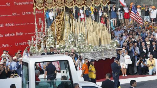 El Papa llegando a la plaza de Cibeles en Madrid
