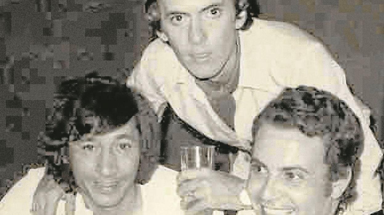 Compadres. Miguelito el de Carmona amaba la noche. Nació para vivir de madrugada. Sobre estas líneas junto a Bambino y Pepe Camacho. Tres compadres que siempre buscaron un motivo para brindar