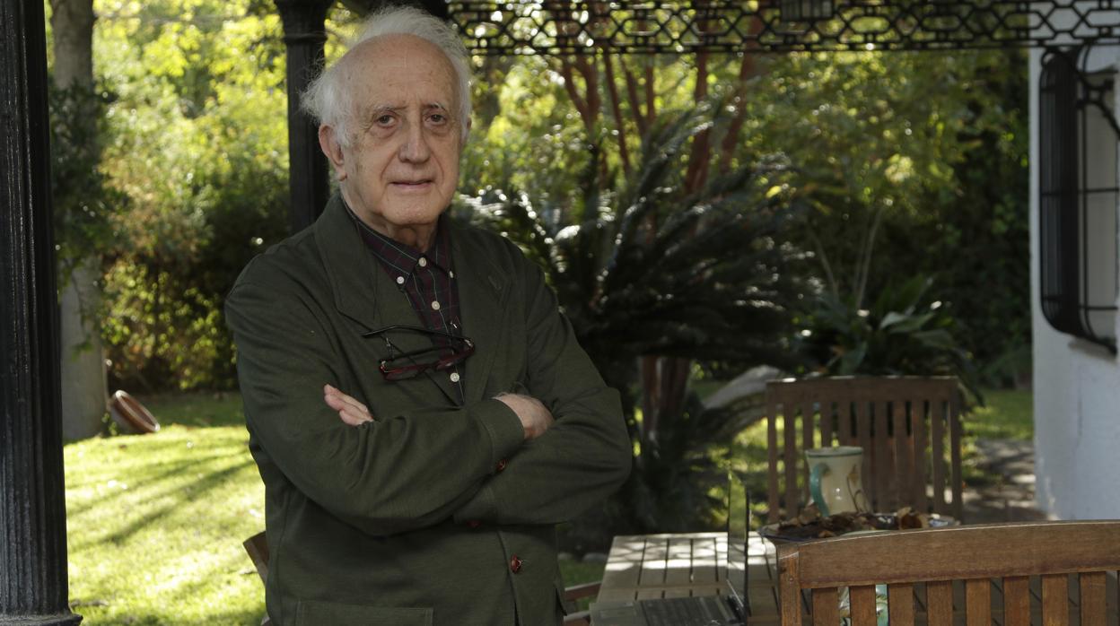 Javier Aracil en el jardín de su domicilio