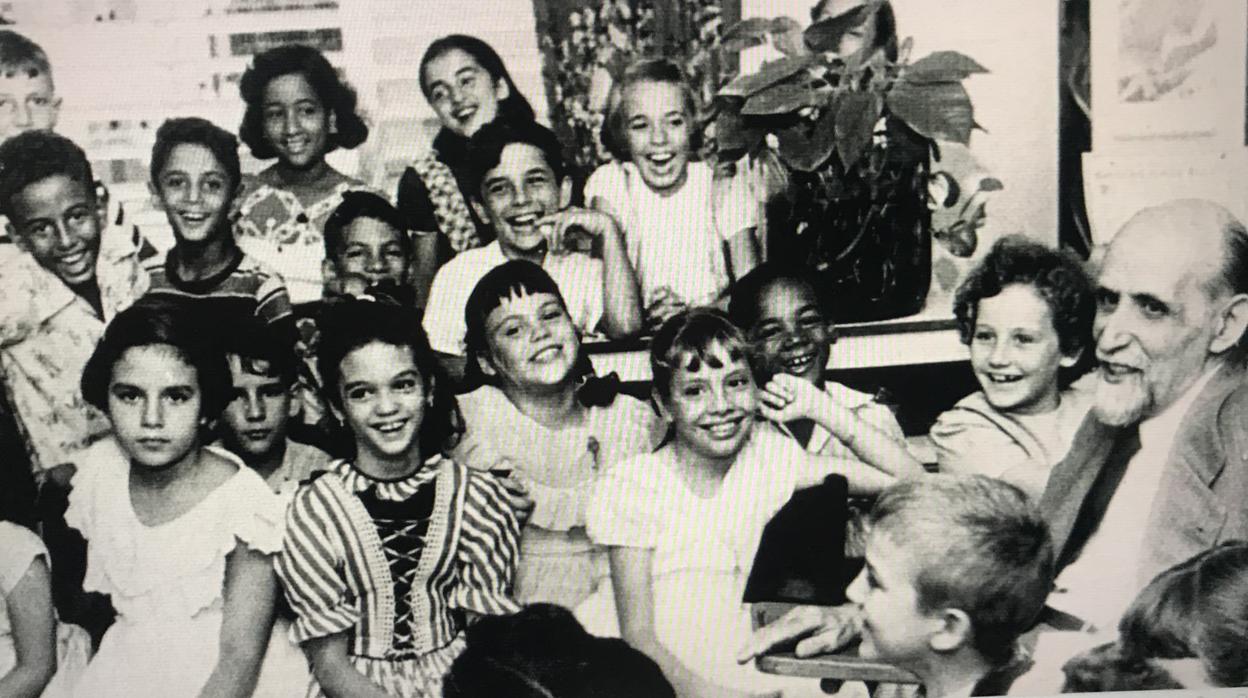 El escritor junto a un grupo de niños