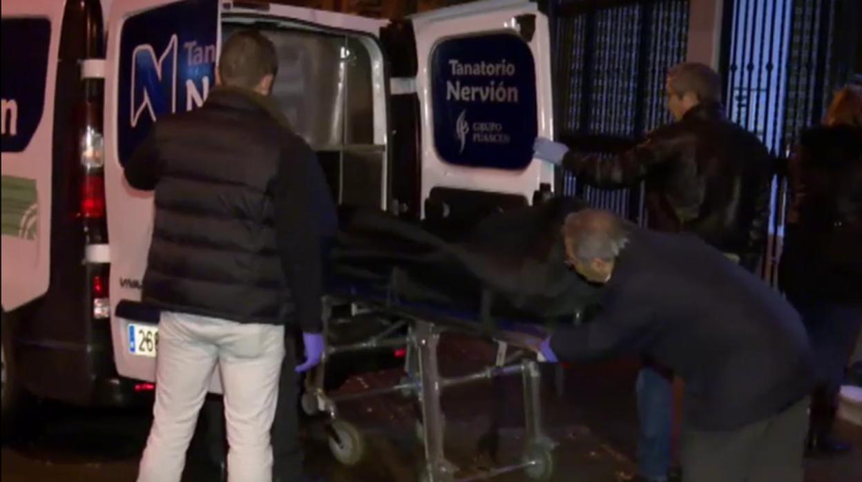 Los operarios de la funeraria introducen el cadáver de Antonio Perejil en la furgoneta