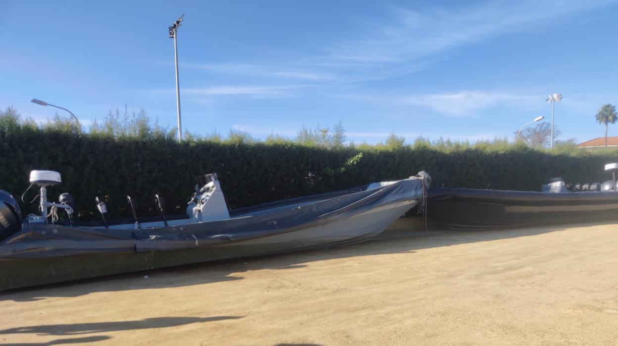Las dos narcolanchas que hay junto al muro del colegio de Montequinto