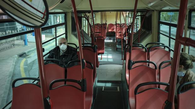 Se reduce el aforo en los autobuses de Tussam al 50% de pie dejando vacío uno de cada dos asientos