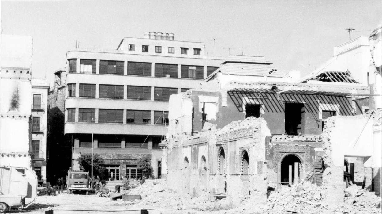 Demolición de un edificio en una céntrica plaza de Sevilla