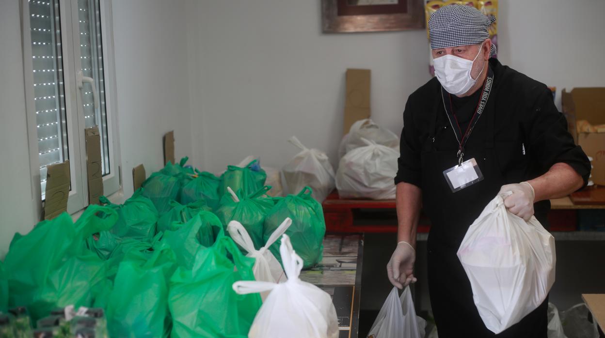Un voluntario del comedor social de la Hermandad del Dulce Nombre de Bellavista