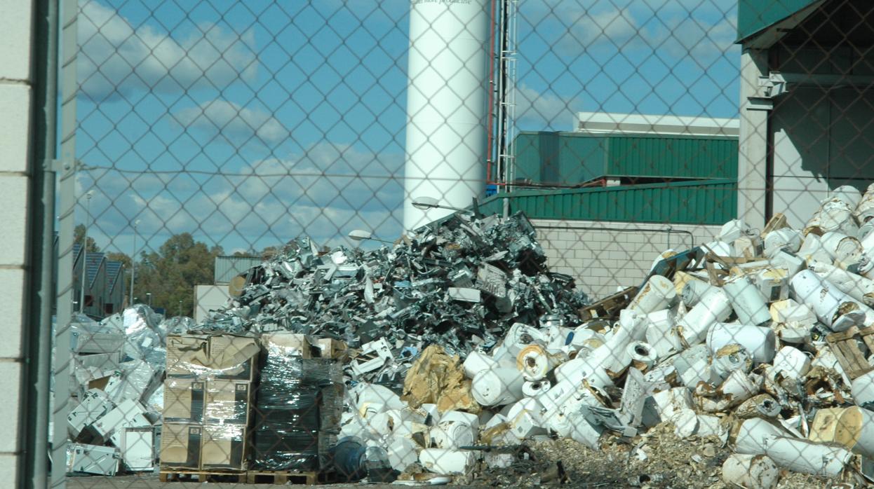 Los termos hacinados en la planta de reciclaje sin haber pasado por la línea de tratamiento