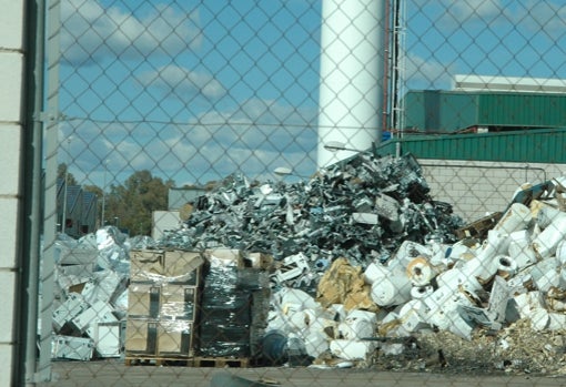 Los termos hacinados como chatarra en la planta de Aznalcóllar