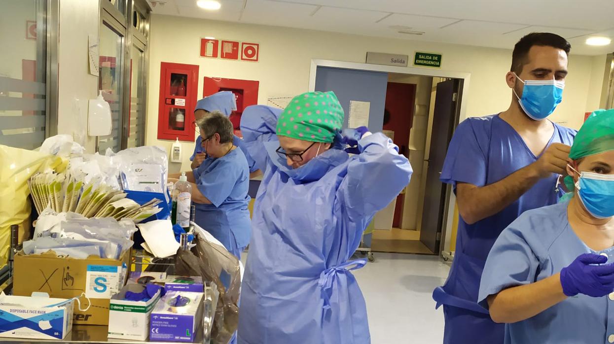 Profesionales sanitarios del Virgen Macarena