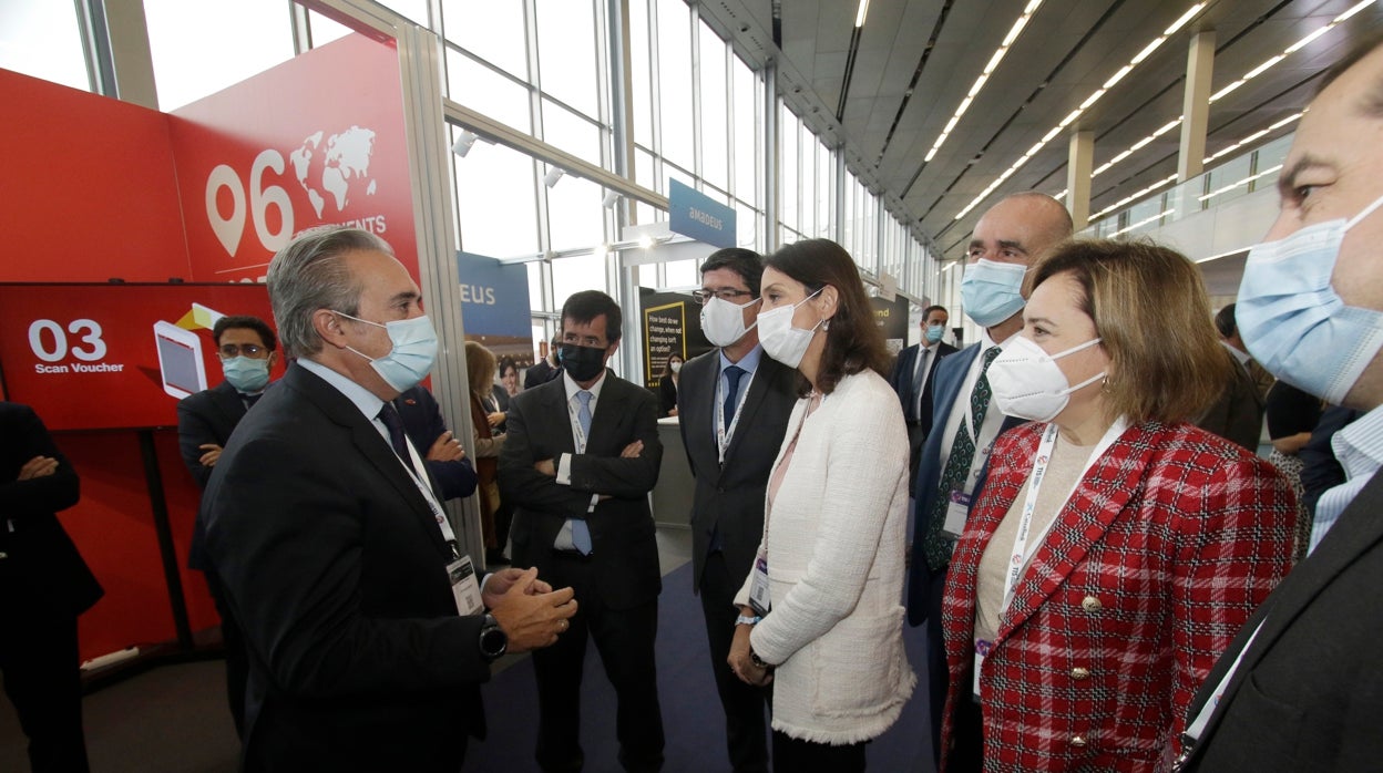 La ministra Reyes Maroto y el delegado municipal, Antonio Muñoz, en el expositor de CitySightseeing