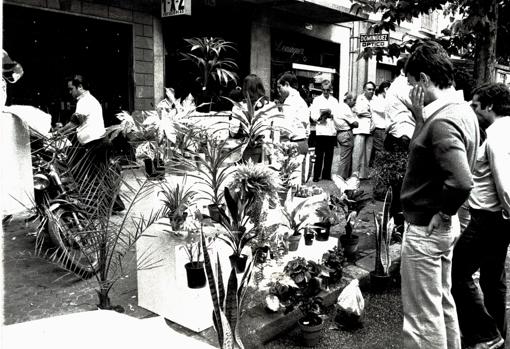 Antiguo mercadillo callejero de la plaza de la Alfalfa en el año 1978
