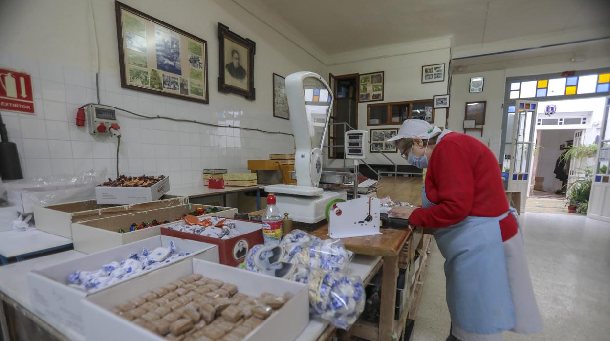 Preparación de cajas de mantecados y polvorones de Estepa