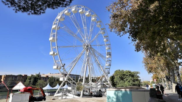 Un parque de atracciones de invierno junto al río Guadalquivir en época de Covid