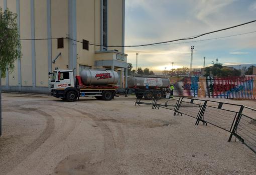 Camión cisterna ubicado junto al silo municipal de Herrera