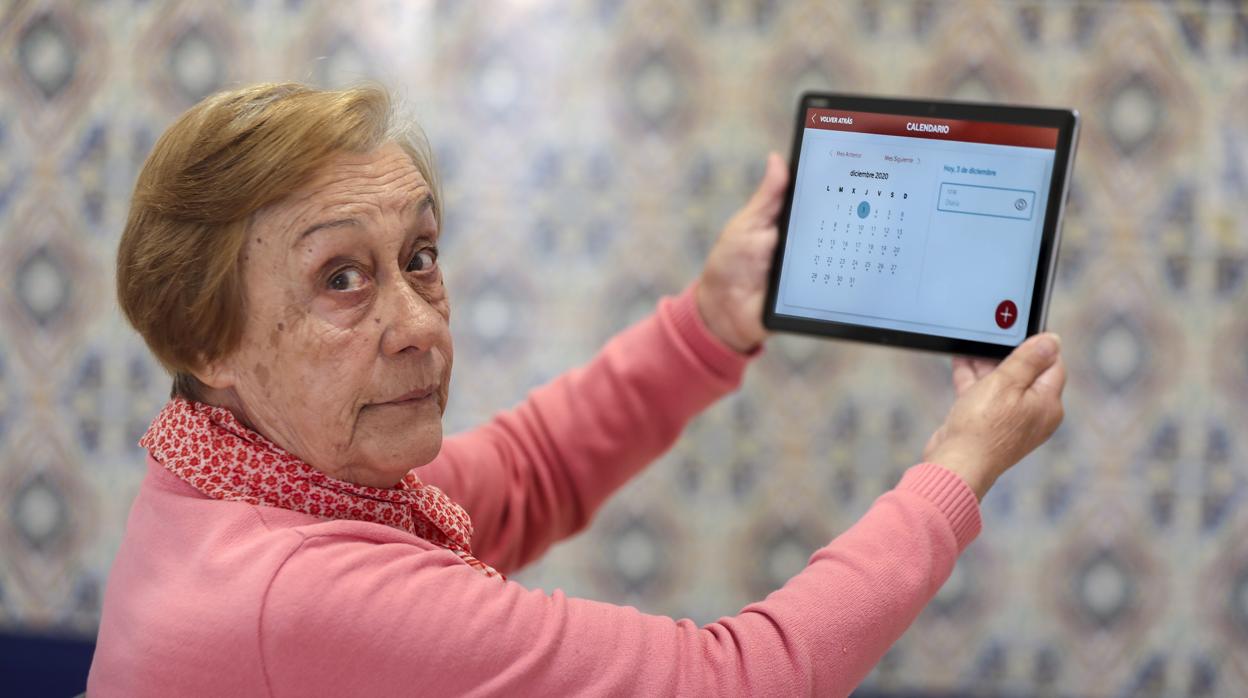 Asunción Villores, con la tablet en la que tiene el porgrama del «Avatar Afectivo»