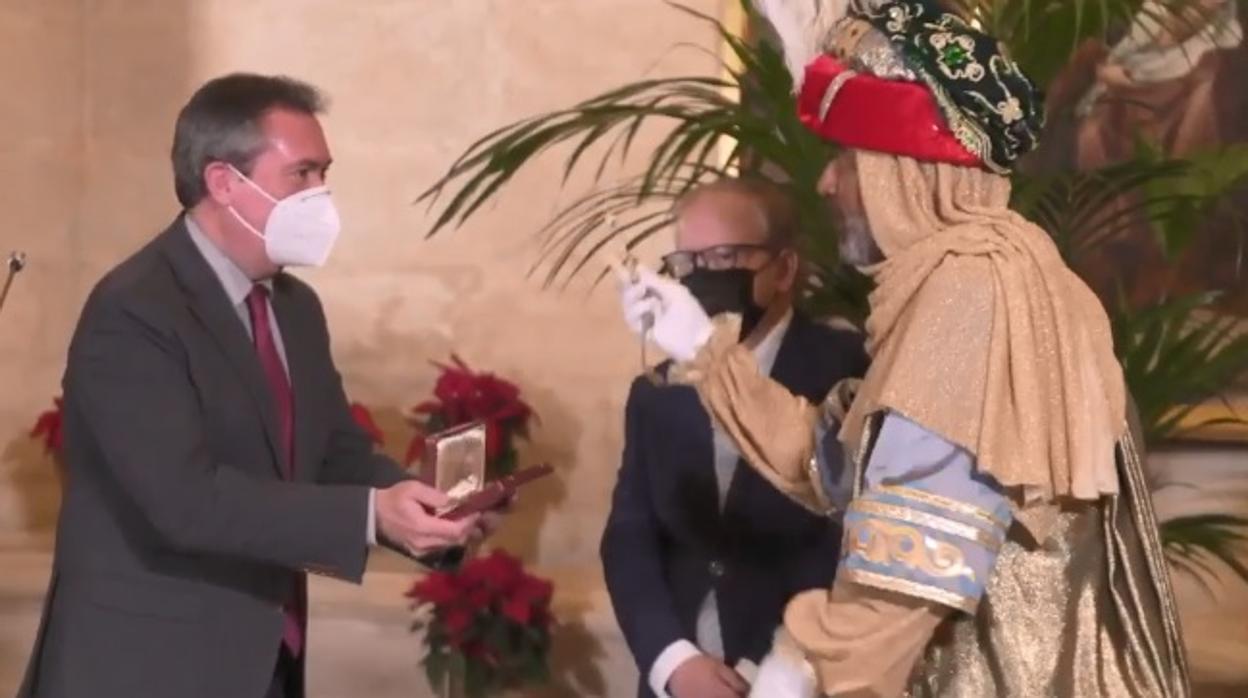 El Heraldo Real surca el cielo de Sevilla para repartir ilusión entre los más pequeños