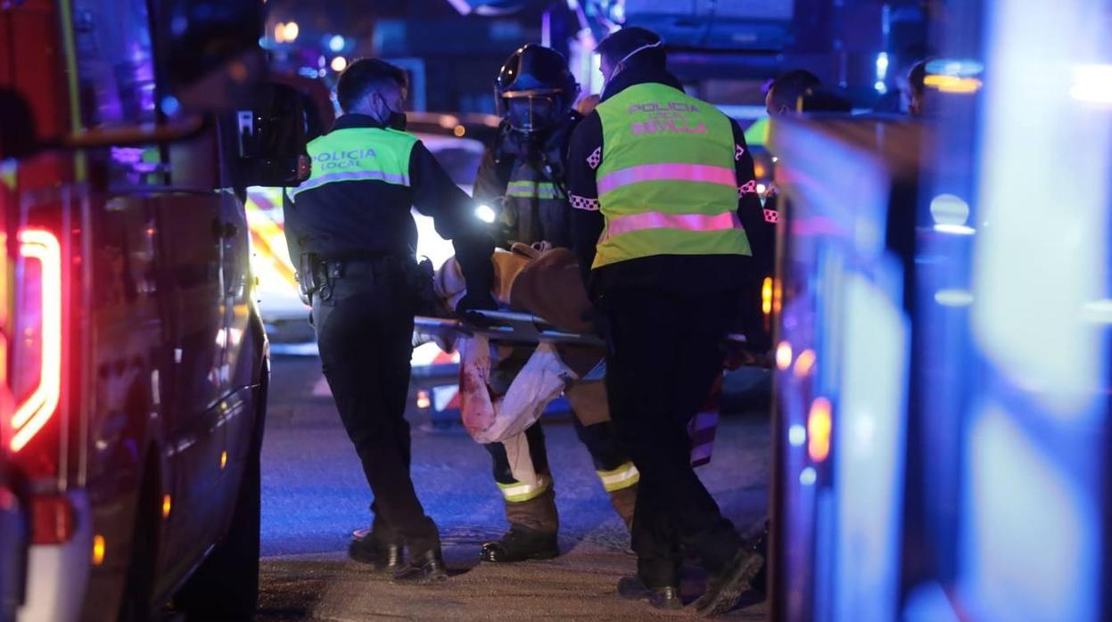 Efectivos de la Policía Local de Sevilla y de los bomberos evacúan a ancianos de la residencia incendiada