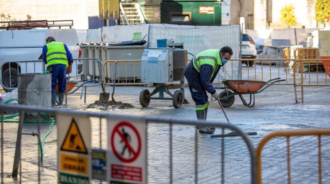 Dos trabajadores en la calle Mateos Gago