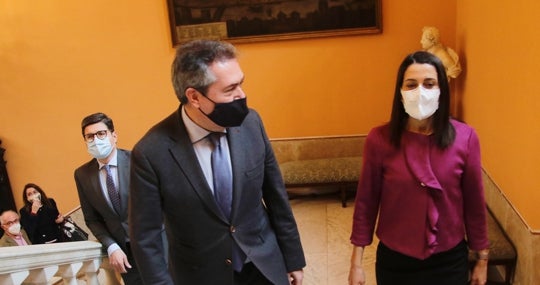 Juan Espadas e Inés Arrimadas en el Ayuntamiento de Sevilla