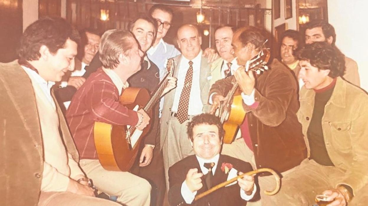 En plena voltereta en el Martinete de Pepe Donaire se le ve acompañado, entre otros, de Rafael Peralta, Juan de Dios Pareja Obregón, Pablo Peralta y Pepe Donaire, propietario del local.