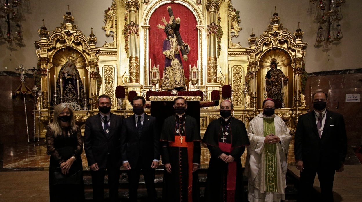 Monseñor del Río, revesitdo para el oficio religioso, ante el Gran Poder en su última visita a Sevilla en octubre de 2020.
