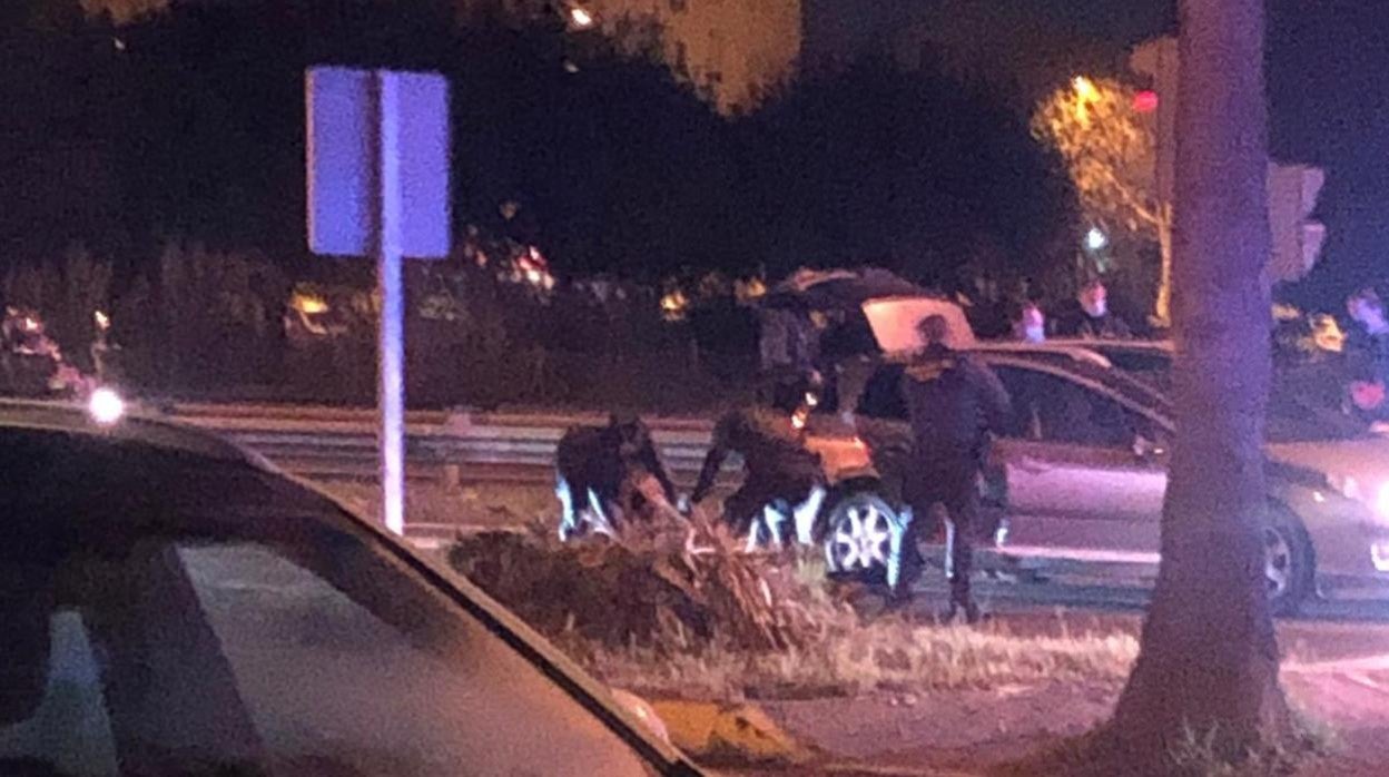 El momento de la detención de los tres delincuentes por agentes de la Guardia Civil
