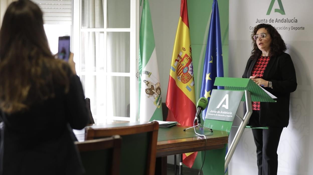 La delegada de Educación, María José Eslava, en rueda de prensa