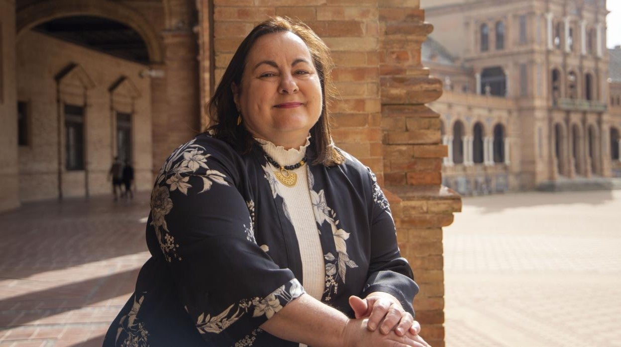 Amparo Graciani en la Plaza de España, símbolo de la Exposición Iberoamericana de 1929