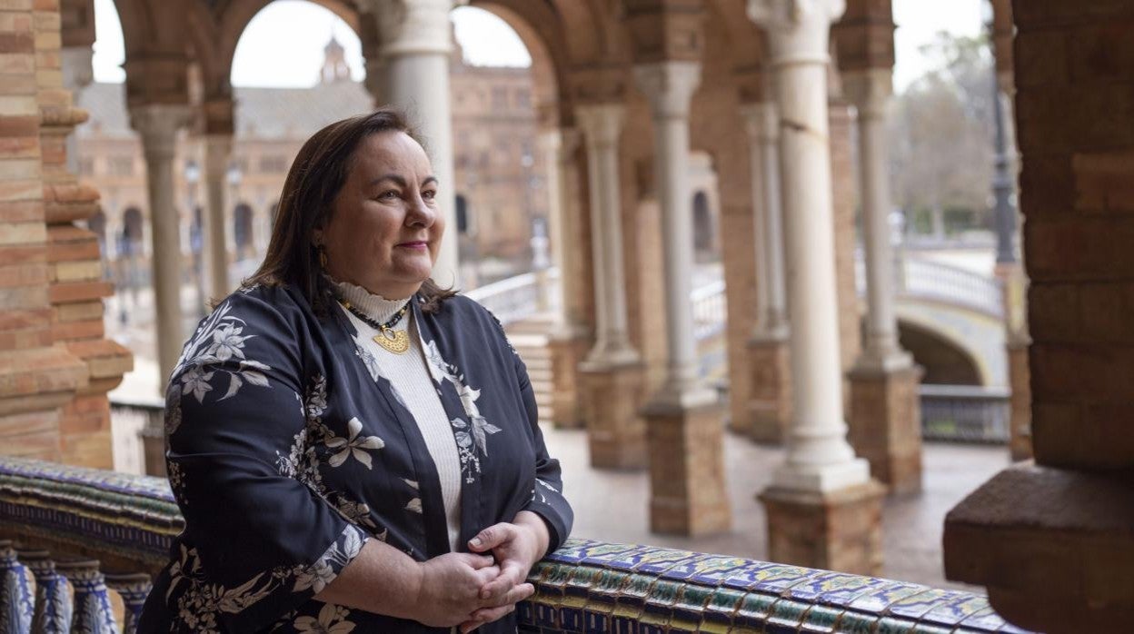 Amparo Graciani en la Plaza de España, símbolo de la Exposición Iberoamericana de 1929