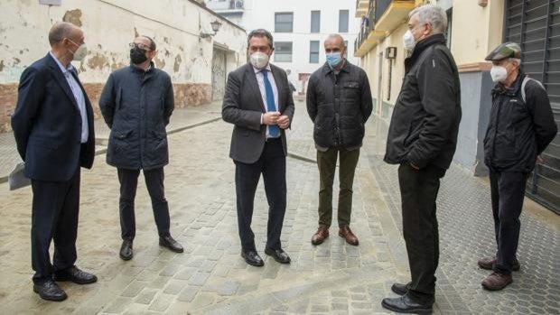 Espadas cambia el estilo de las calles de Sevilla antes de que llegue la ordenanza de paisaje urbano