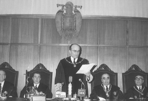 El ministro de Justicia, Antonio María de Oriol y Urquijo en la inauguración