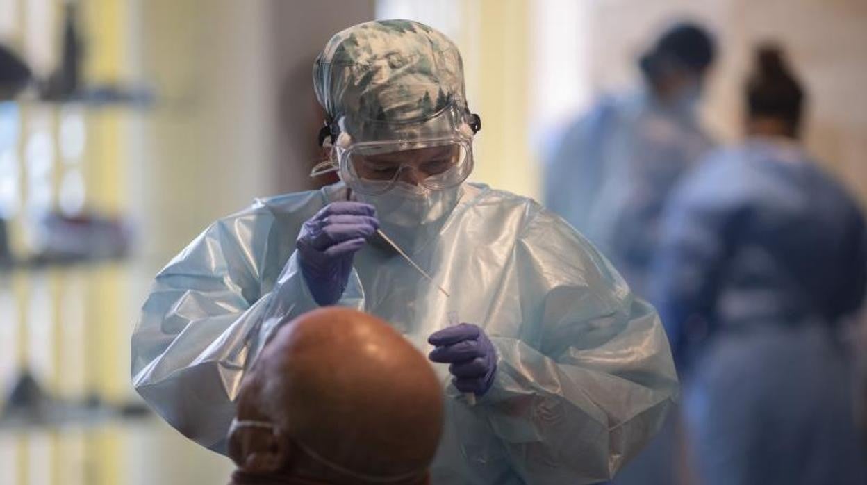 Un hombre se somete a un test de antígenos para determinar si está contagiado de Covid